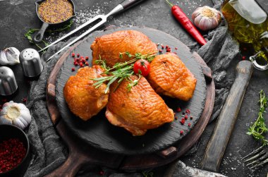 Baharat ve otlarla tütsülenmiş tavuk butları. Üst Manzara. Metin için boş alan.