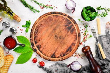 Baharatlar, otlar ve mutfak gereçleri ile beyaz mutfak arka planı. Üst Manzara. Kırsal biçim.