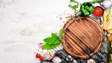 Baharatlar, otlar ve mutfak gereçleri ile beyaz mutfak arka planı. Üst Manzara. Kırsal biçim.