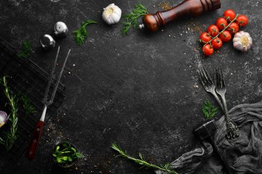 Siyah taş pişirme arka planı. Üst Manzara. Boş kopyalama alanı.