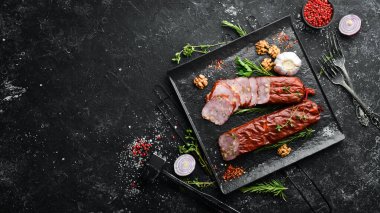 Peynirli ve fındıklı salam. Tütsülenmiş sosis. Üst Manzara. Metin için boş alan.