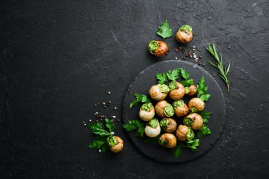 Sosla pişirilmiş salyangozlar. Tereyağı ve baharatlı fırında salyangoz. Üst Manzara. Metnin için boş yer.