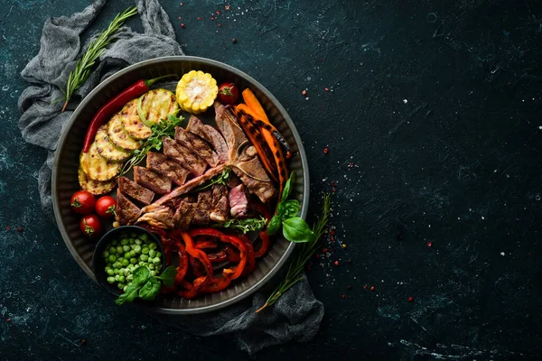 Csontos Steak Csonton Grillezett Zöldségekkel Egy Fémsütőben Első Látásra Rusztikus — Stock Fotó