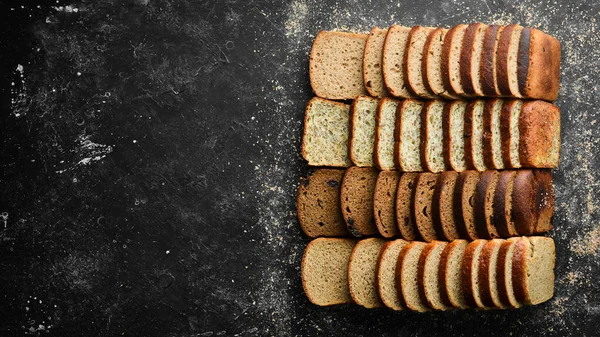 Свіжий Хліб Асортимент Нарізаного Чорно Білого Хліба Вид Зверху Чорний — стокове фото