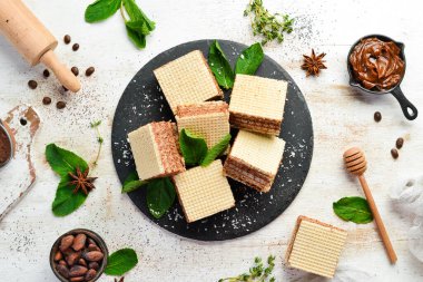 Tatlı. Karamelli waffle. Üst görünüm, ücretsiz kopyalama alanı.