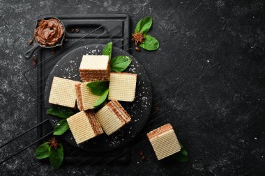 Tatlı. Karamelli waffle. Üst görünüm, ücretsiz kopyalama alanı.