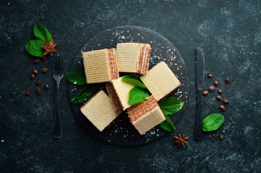 Tatlı. Karamelli waffle. Üst görünüm, ücretsiz kopyalama alanı.