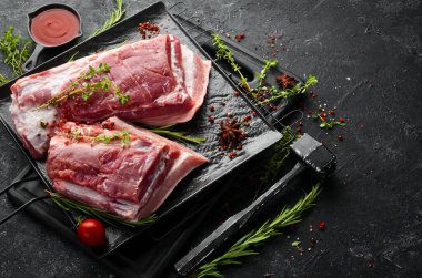 Mutfak arka planında baharatlı ve malzemeli çiğ domuz eti. - Et. Üst Manzara. Kırsal biçim.