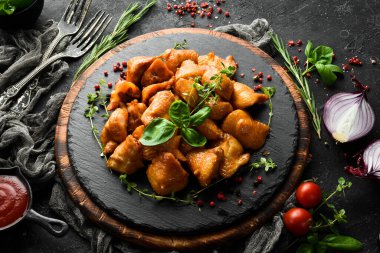 Tütsülenmiş tavuk kuyruğu. Barbekü. Bira için atıştırmalıklar. Üst Manzara. Kırsal biçim.