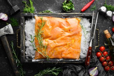 Barbekü. Çiğ tavuk kebabıyla birlikte vakum paketi. Üst Manzara. Metnin için boş yer.