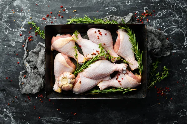 Batons Frango Crus Com Especiarias Fundo Pedra Preta Carne Vista — Fotografia de Stock