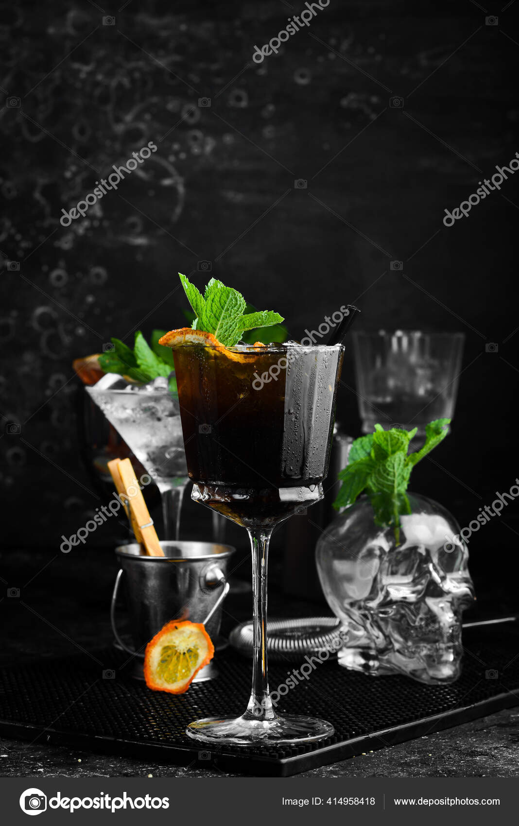 https://st4.depositphotos.com/4590583/41495/i/1600/depositphotos_414958418-stock-photo-cocktail-cola-rum-cola-mint.jpg