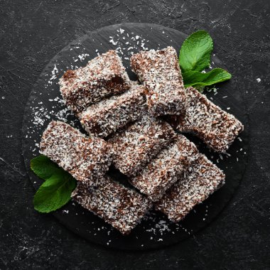 Tatlı. Hindistan cevizli ve çikolatalı kek. Pişirme. Üst görünüm, ücretsiz kopyalama alanı.