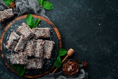 Tatlı. Hindistan cevizli ve çikolatalı kek. Pişirme. Üst görünüm, ücretsiz kopyalama alanı.