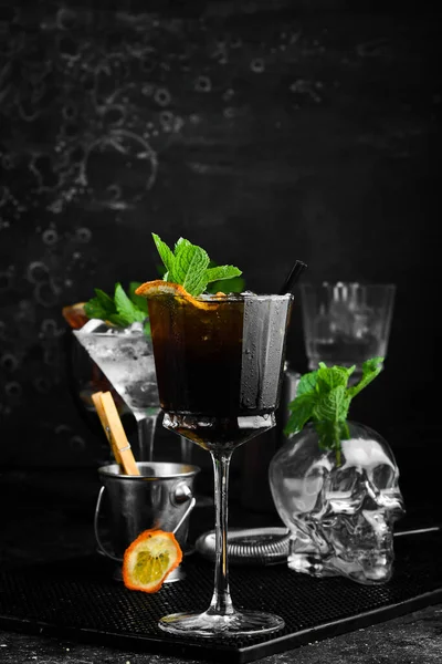 Cocktail Con Cola Rum Con Cola Menta Bel Bicchiere Uno — Foto Stock