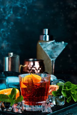 Siyah taş arka planda geleneksel Negroni kokteyli. Menü barı. Alkol..