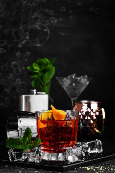 Cóctel Tradicional Negroni Sobre Fondo Piedra Negra Menú Bar Alcohol — Foto de Stock