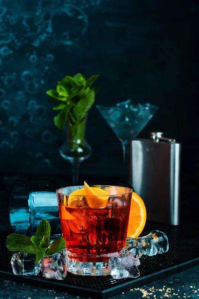 Tradycyjny Koktajl Negroni Czarnym Kamiennym Tle Pasek Menu Alkohol — Zdjęcie stockowe