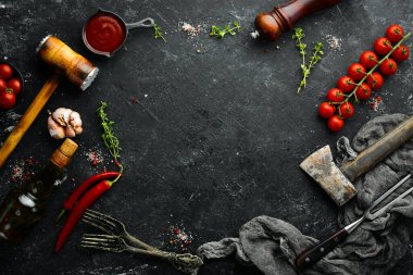 Baharat ve otlarla dolu mutfak afişi. Üst Manzara. Kırsal biçim.