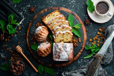 Kurutulmuş meyveli lezzetli kek. Üst görünüm, ücretsiz kopyalama alanı.