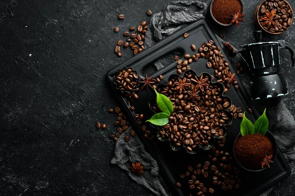 Kawa Pieczone Aromatyczne Ziarna Kawy Ekspres Kawy Czarnym Kamiennym Tle — Zdjęcie stockowe