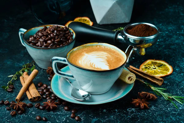 Cappuccino Kávé Tejjel Pohárban Fekete Alapon Étlap Bár — Stock Fotó
