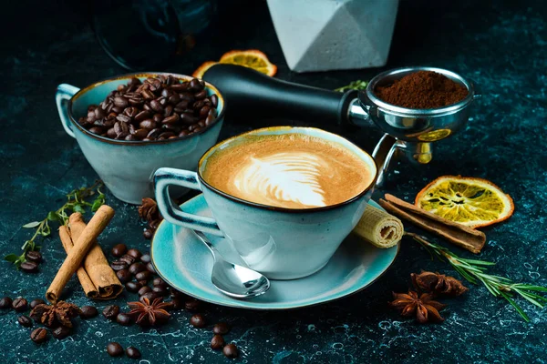 Café Cappuccino Com Leite Uma Xícara Fundo Pedra Preta Barra — Fotografia de Stock