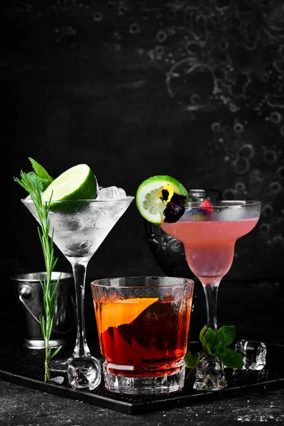 Farbige Cocktails Gläsern Der Bar Menüleiste Alkohol — Stockfoto