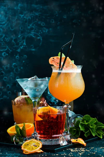 Ensemble Cocktails Colorés Dans Des Verres Bar Barre Menu Alcool — Photo