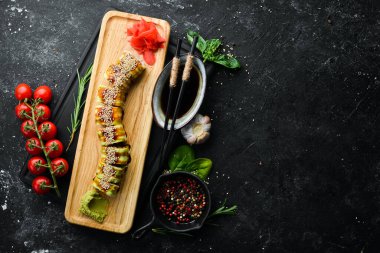 Suşi ve avokado. Yeşil ejderha. Japon yemeği. Üst Manzara. Kırsal biçim.