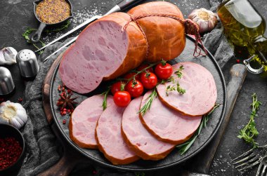 Doğal kaplamalı haşlanmış sosis. Üst Manzara. Metin için boş alan.