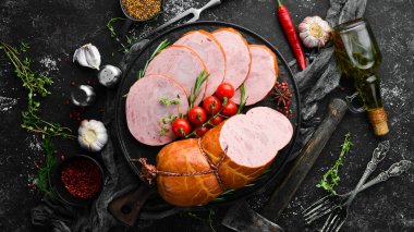 Doğal kaplamalı haşlanmış sosis. Üst Manzara. Metin için boş alan.