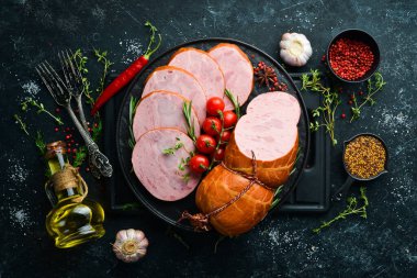 Doğal kaplamalı haşlanmış sosis. Üst Manzara. Metin için boş alan.