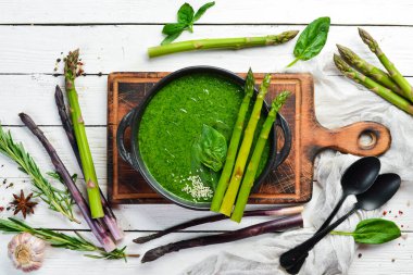 Ispanaklı ve kuşkonmazlı yeşil kremalı çorba. Sağlıklı yiyecekler. Üst Manzara. Metnin için boş yer.