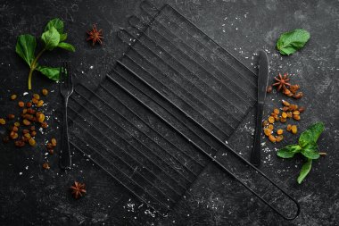 Nane ve baharatlı siyah mutfak arka planı. Üst görünüm, ücretsiz kopyalama alanı.