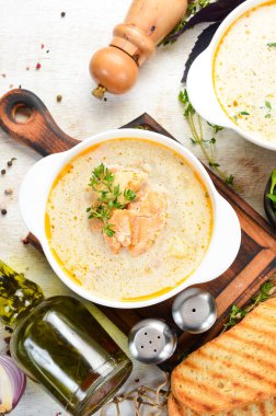 Sebzeli balık çorbası. Kasede çorba. Üst Manzara. Metnin için boş yer.