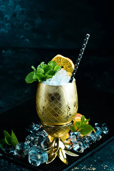 Ananas Cocktail Pina Colada Vorhanden Auf Schwarzem Steingrund Menüleiste Alkohol — Stockfoto