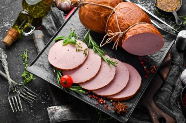 Geleneksel sandviç sosisi. Kahvaltıda. Üst Manzara. Metin için boş alan.