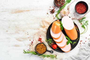 Baharatlı haşlanmış tavuk sosisi. Üst Manzara. Metin için boş alan.