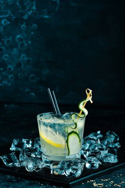 Alkolik kokteyl, siyah taşlı salatalıklı cin tonik. Menü barı. Alkol..