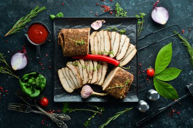 Biber ve sarımsaklı tuzlanmış domuz yağı. Geleneksel Ukrayna yemekleri. Üst Manzara. Kırsal biçim.