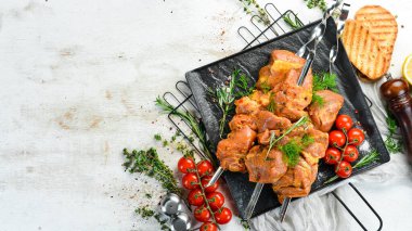 Çiğ dana şiş. Kebap Barbeküsü. Üst Manzara. Boş kopyalama alanı.