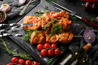 Çiğ dana şiş. Kebap Barbeküsü. Üst Manzara. Boş kopyalama alanı.