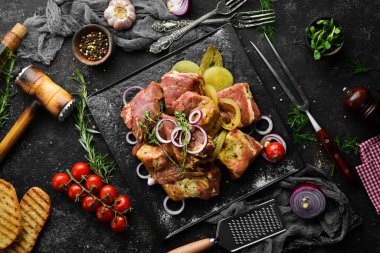 - Et. Çiğ salamura kebap soğan ve baharatla siyah tabakta. Üst Manzara. Boş kopyalama alanı.