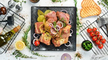 - Et. Çiğ salamura kebap soğan ve baharatla siyah tabakta. Üst Manzara. Boş kopyalama alanı.