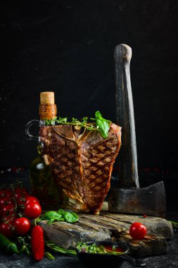 Siyah arka planda baharat ve otlarla birlikte Angus 'tan sulu ızgara biftek. Boğa Angus. Üst Manzara. Kırsal biçim.