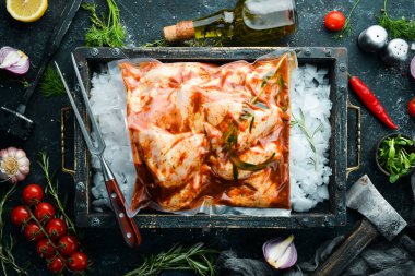 Barbekü. Biber soslu çiğ tavuk kanadı ile vakum ambalajı. Üst Manzara. Metnin için boş yer.