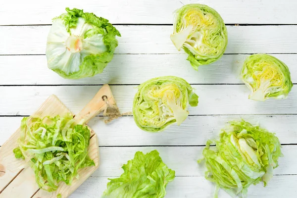 Alface Sobre Fundo Madeira Branco Comida Verde Saudável Alface Iceberg — Fotografia de Stock