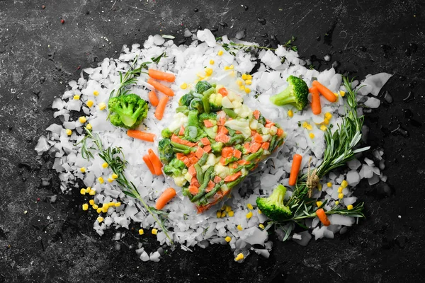 Surtido Verduras Congeladas Sobre Hielo Existencias Comida Vista Superior Espacio —  Fotos de Stock