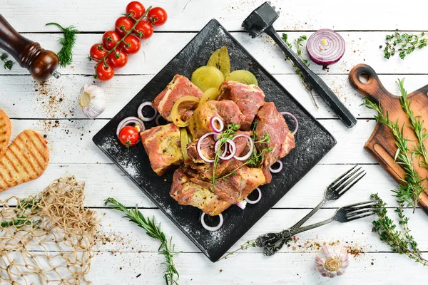 Carne Kebab Crudo Marinado Con Cebollas Especias Plato Negro Vista — Foto de Stock